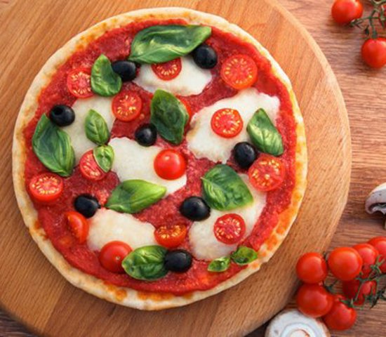 Pizza con burrata, prosciutto e pomodori